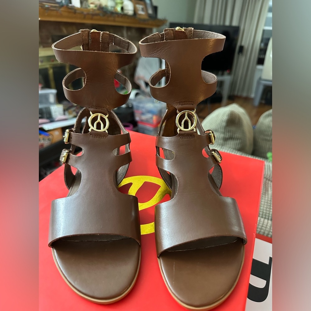 Wishbone Gladiator Sandals Size 7 New